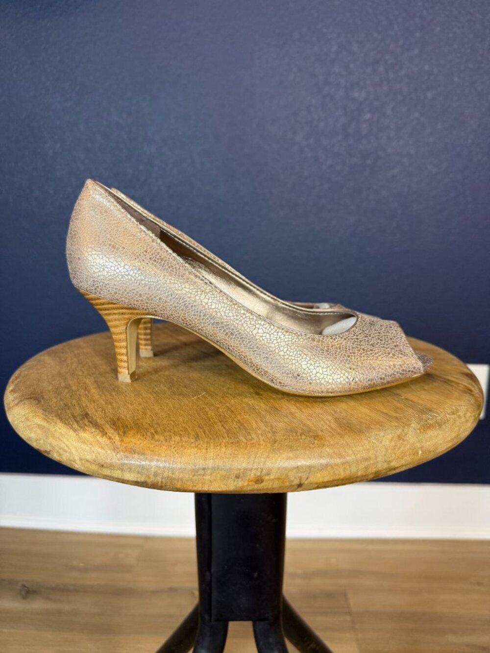 Bandolino NWT Shelley Light Gold Metallic Peep Toe Pumps Heels | 7 - Picture 3 of 9